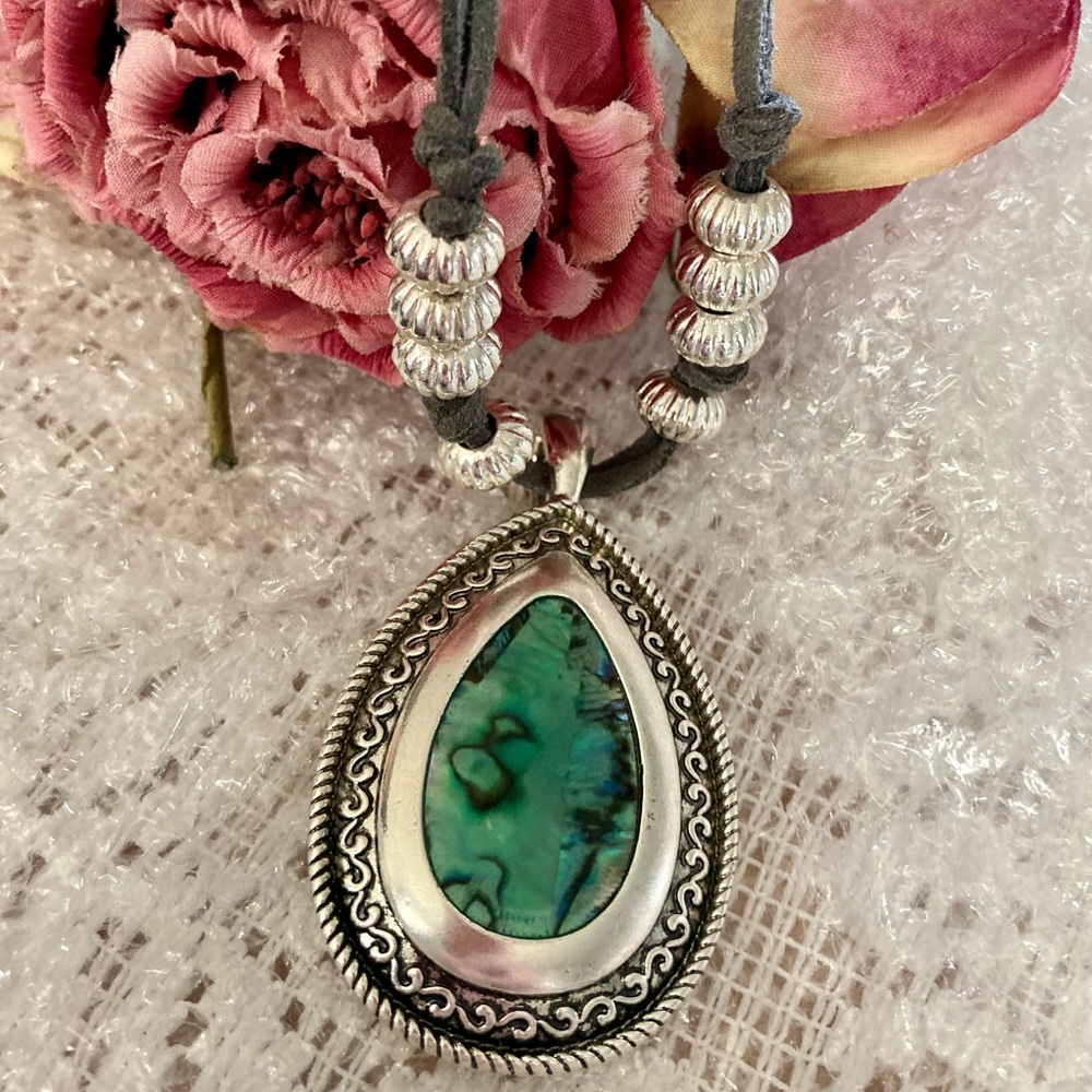 EXTRA LONG (30”) LEATHER NECKLACE WITH STUNNING SILVER-TONE PENDANT W/SHELL